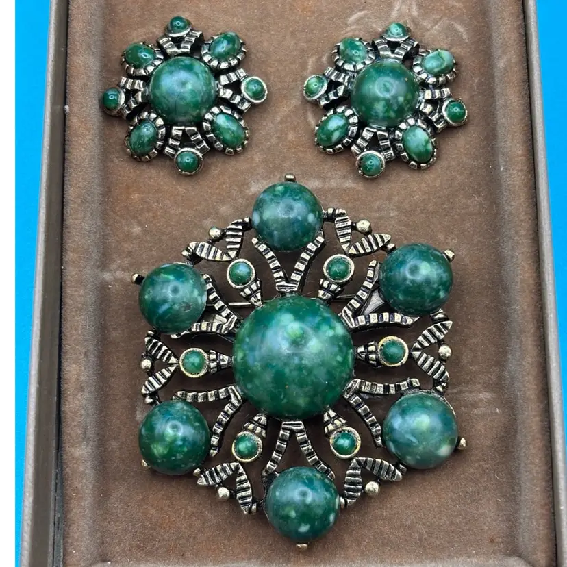 Vintage Green Cabochon Brooch & Earrings Set – 1960s Starburst Demi Parure In Original Sears Box And Price Label