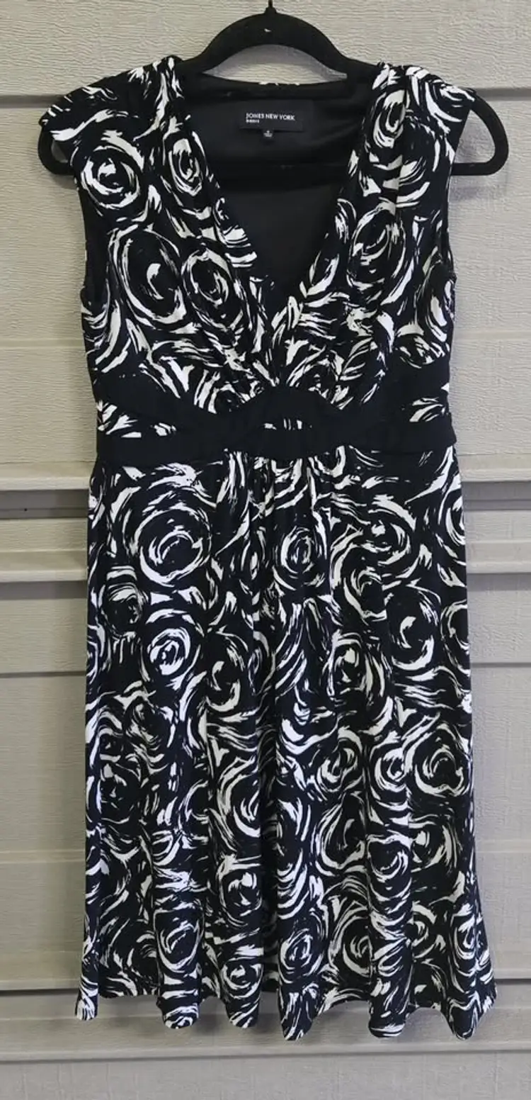 Jones New York Women's Sleeve less Black and White V Neck Dress Size 4