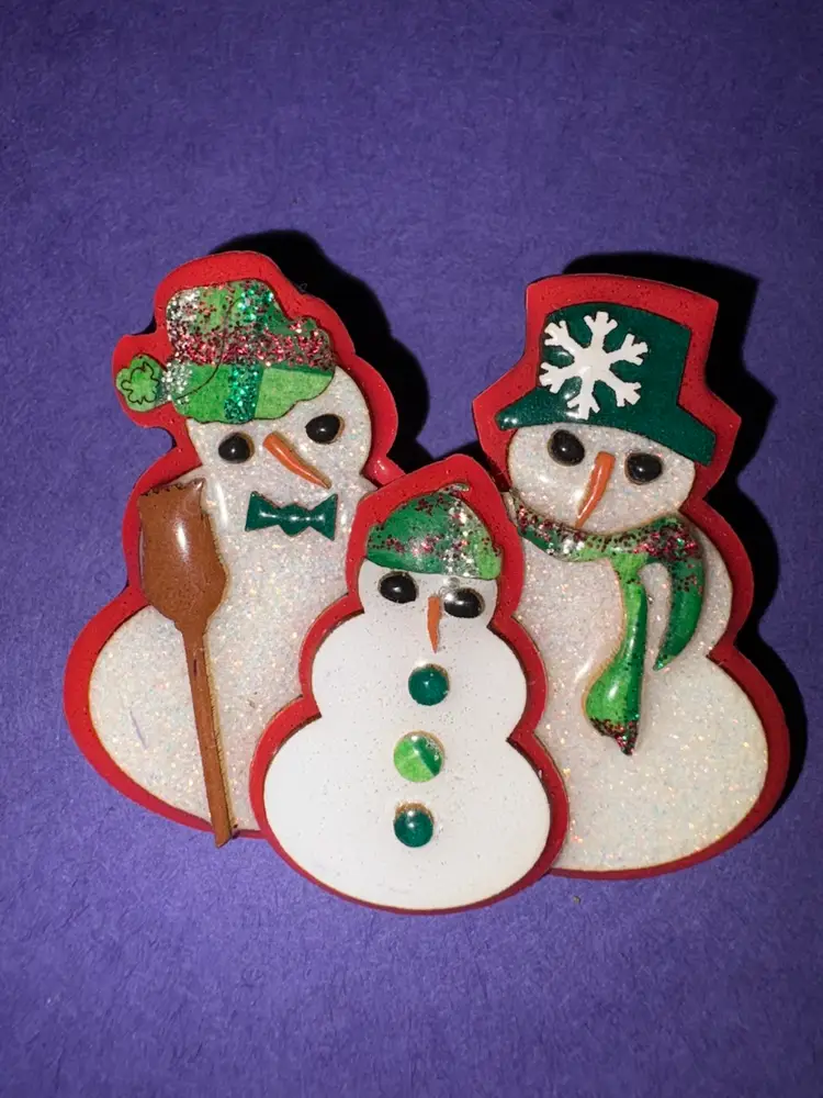 Designs By Lucinda ~ Vintage SNOW FAMILY Pin / Brooch ~ Red Background ~ Parents are Glittery ~ Snow Family Has Green/Red Accessories. ❄️☃️ SUPER CUTE!