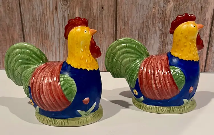 Vtg CIC Farmhouse Rooster Chicken Colorful Country Ceramic Salt & Pepper Shaker