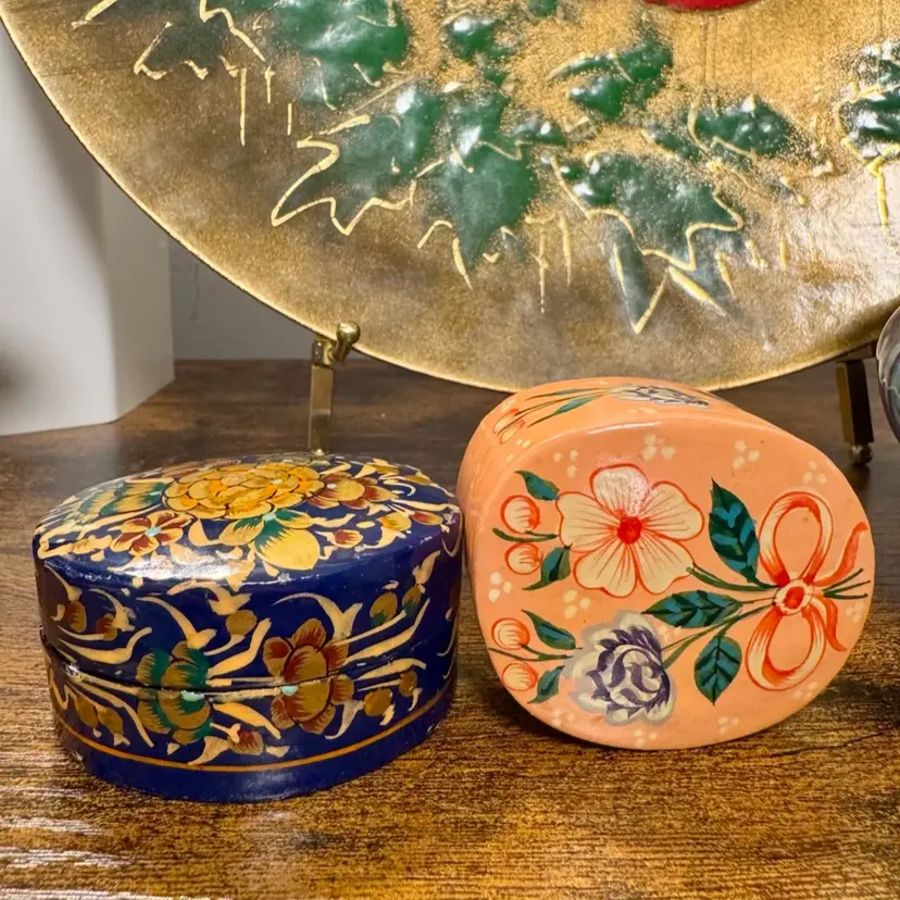 Vintage set of 2 hand-painted papier-mâché trinket boxes made in India. 2.5” wide 1.25” tall