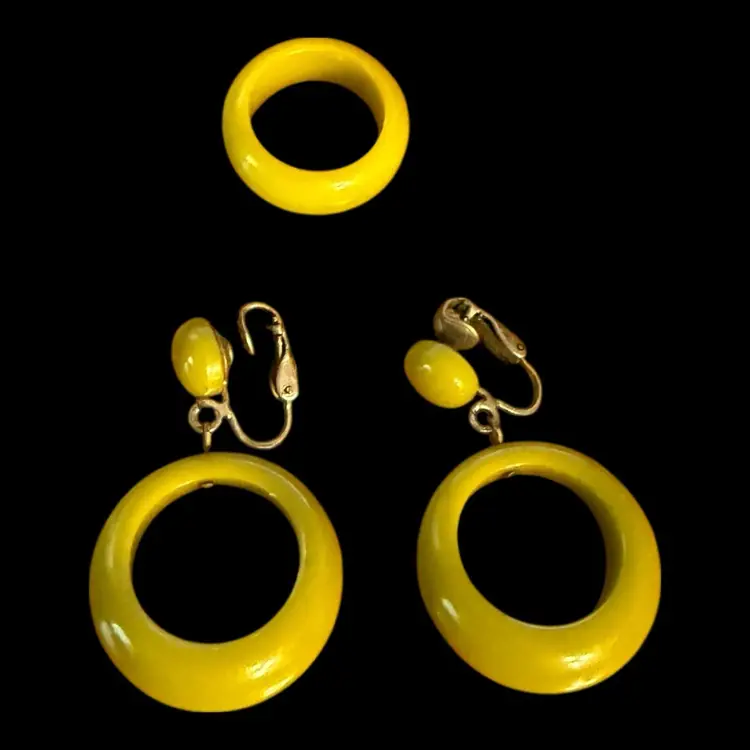 Bakelite Clip On Earrings And Ring Set - Ring 6.5