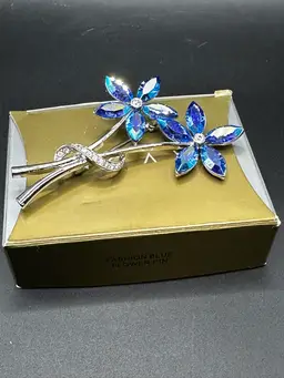 71 - Avon 1998 Fashion Blue Rhinestone Flower Pin