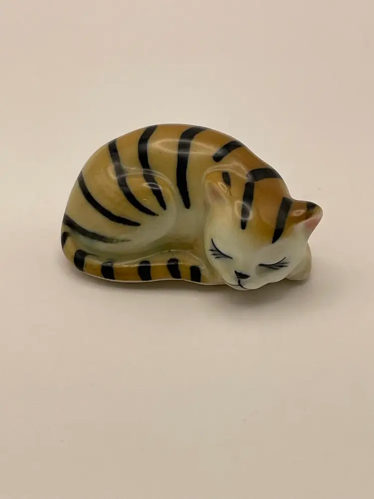Adorable tiny ceramic kitty with tiny gift box! It doesn’t get cuter than this! Excellent condition!