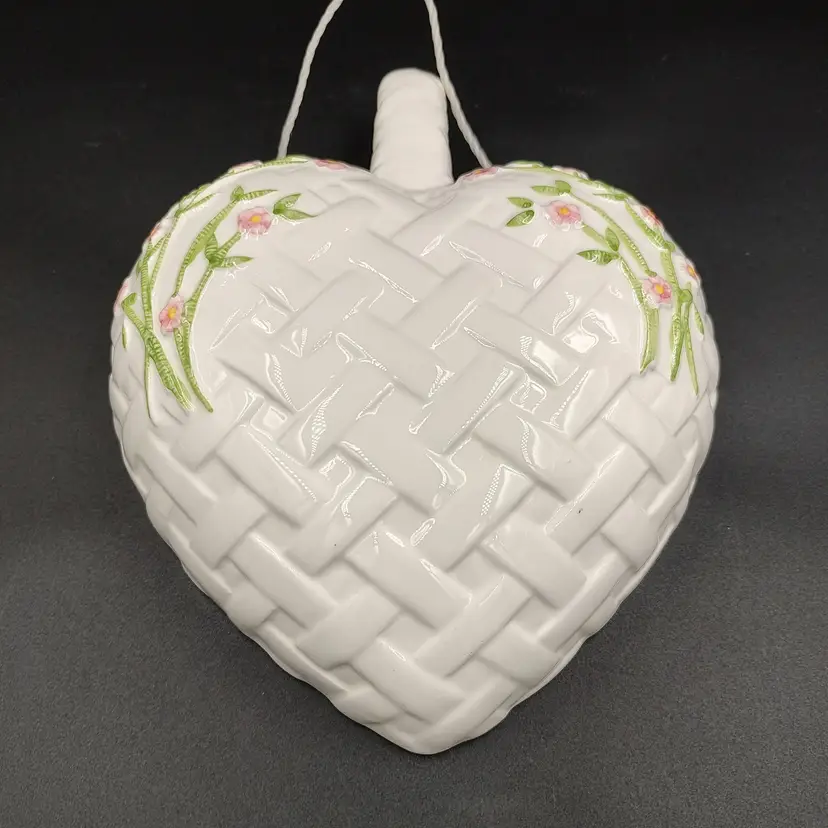 Vtg R.O.C. Heart Shaped Basket Weave Wall Pocket