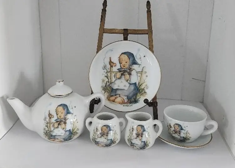 #11 Hummel Childs Mini Tea Set 16 Pieces "He Loves Me"
