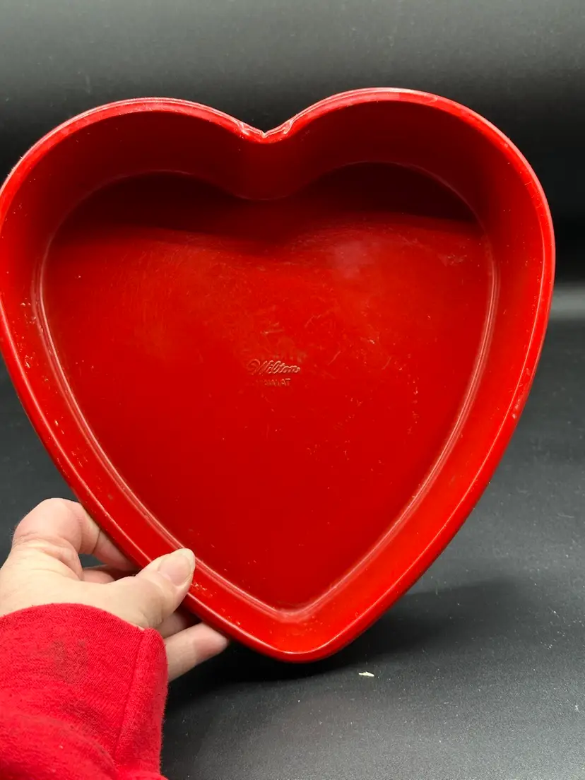 Wilton Red Heart 9 Inch Cake pan, Valentines Day Love