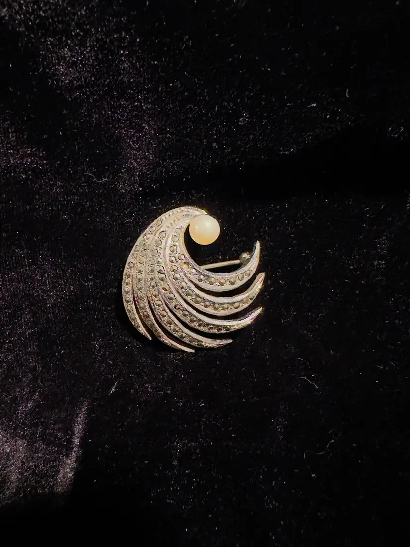 #1660 Vintage Marcasite w Faux Pearl Swirl Fan Brooch Lapel Pin  1.5”