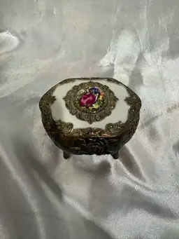 Vintage Footed Courting Couple Victorian trinket box Japan