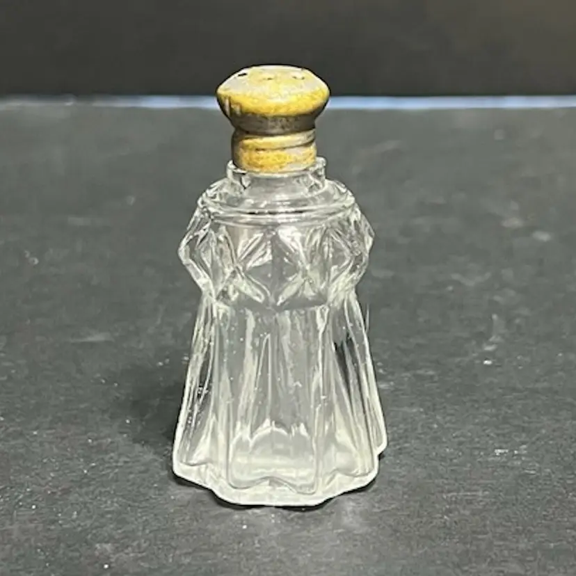 #01 - Small Vintage Crystal Shaker 3.5in x 1.75in x 1.75in
