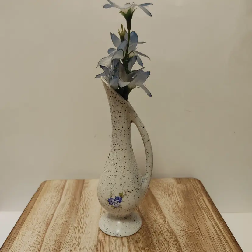 Small bud vase. No chips or cracks.
