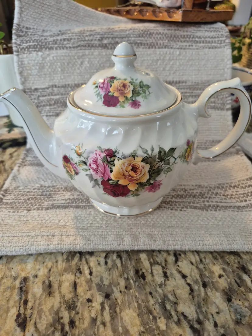 VTG Sadler discontinued English teapot with wildflowers