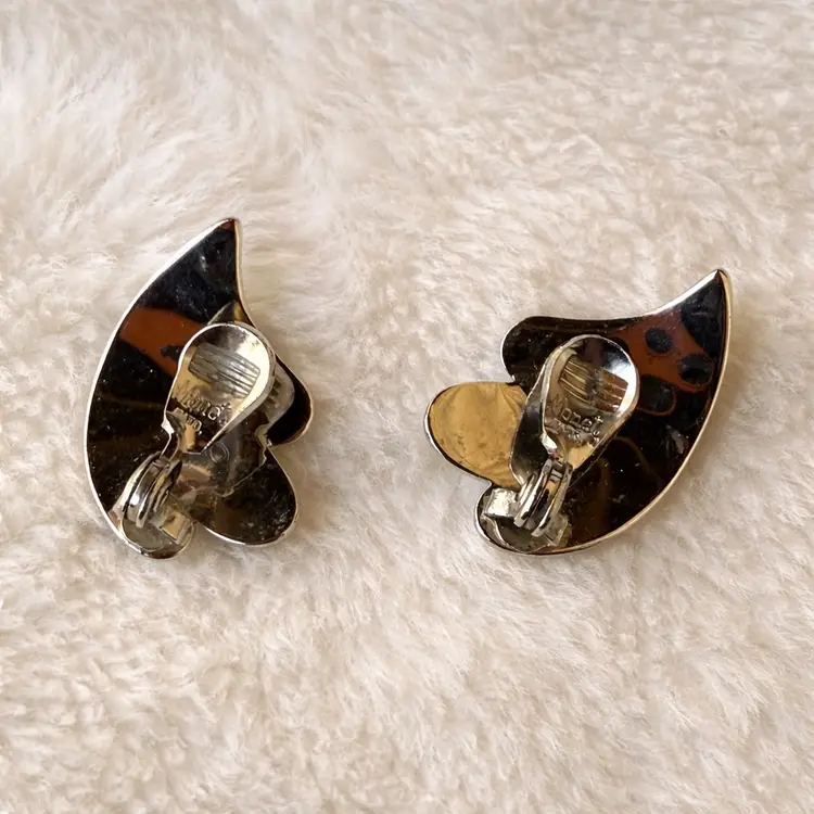 Monet Silver Tone Sculptural Clip On Earrings Vintage Modernist Swirl