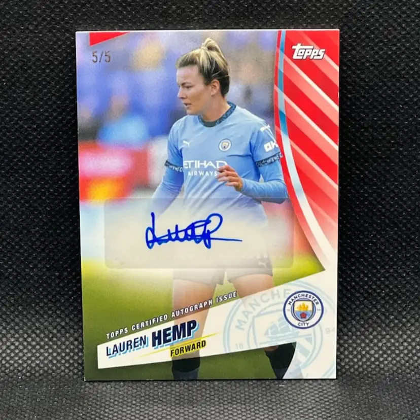 Lauren Hemp 2024/25 Topps Manchester City Blue Autograph Red /5 Manchester City Soccer Card