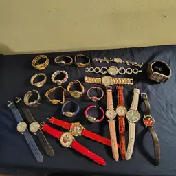 Lot Of 23 Vintage & Modern Watches Fossil, Geneva, Croton, Seiko NOT WORKING