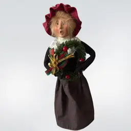 13" 1997 Signed Byers Choice "The Carolers" Caroling Woman with Wreath Figurine