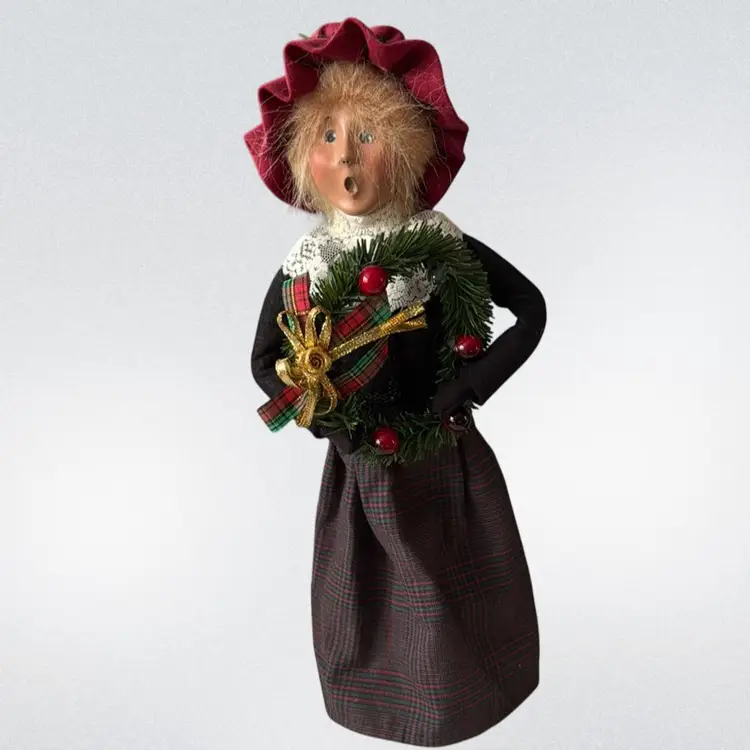 13" 1997 Signed Byers Choice "The Carolers" Caroling Woman with Wreath Figurine