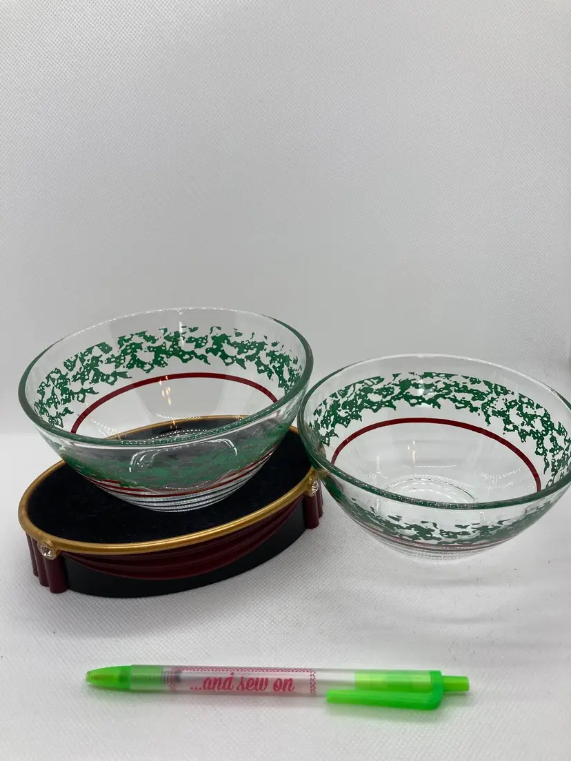 Vintage Arcoroc Christmas bowls
Set of 2
France