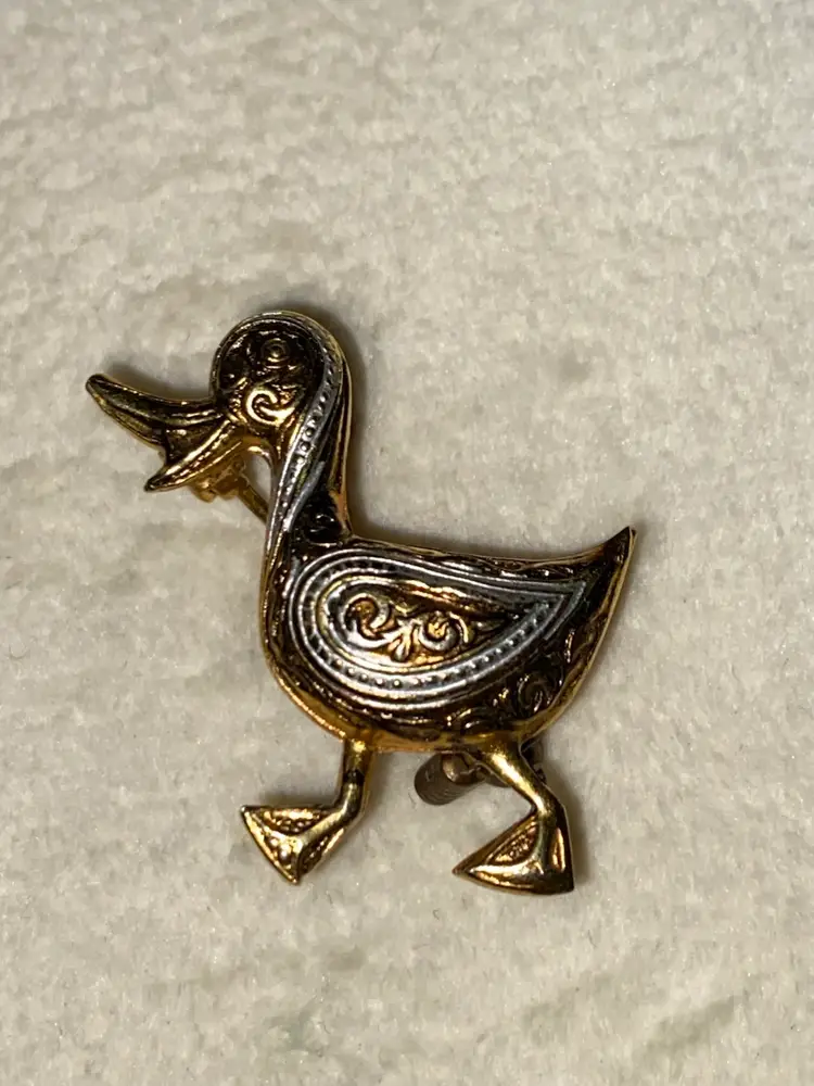 DAMASCENE ~ Adorable Vintage Tiny Duck Pin / Brooch ~ Made In Spain (2 Of 2)
