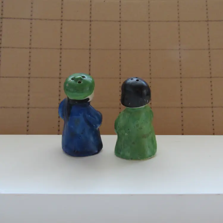 Vtg Oriental Couple Salt and Pepper Shaker Set