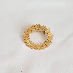 Gold‑Tone Wreath Brooch Unmarked