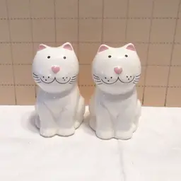 Sitting White Fat Cats Salt and Pepper Shaker Set