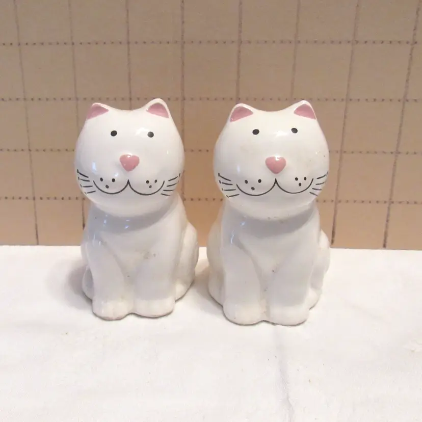 Sitting White Fat Cats Salt and Pepper Shaker Set