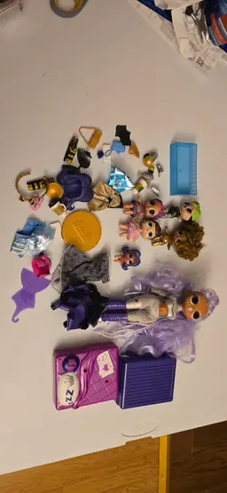 lot of LOL Dolls and accessories