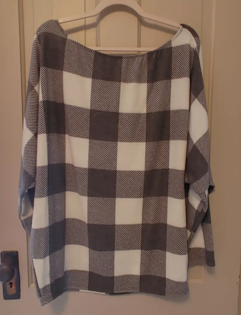 Top- Brand: White Birch. Size XL. Cream and gray plaid top. 95% polyester, 5% spandex. No callouts.