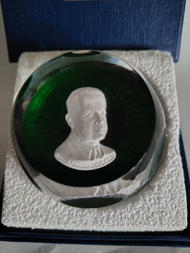 Vintage Baccarat for Franklin Mint Sulfide Cameo Paperweight, Dag Hammarskjold, c1980