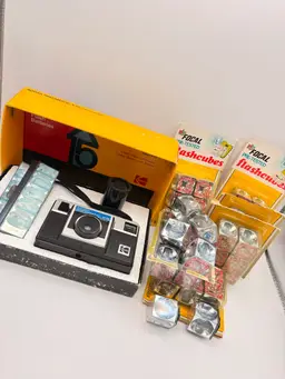 VTG Kodak Instamatic X-15 Camera, 40 Flashbulbs & 2 Flashbars IN BOX - Untested