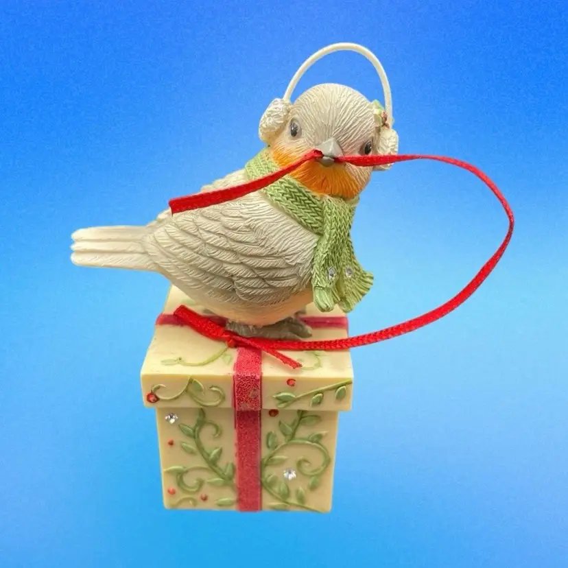 The Heart of Christmas #6001380 Miniature Bird on Gift Figurine Winter Enesco
