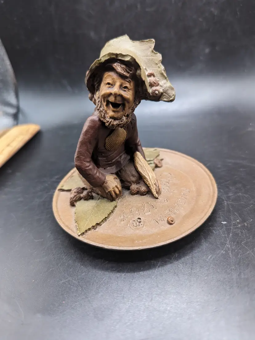 Vintage 1984 Tom Clark "Anaheim" Figurine Mint Cairn Studio Gnome Kneeling on Plate #30