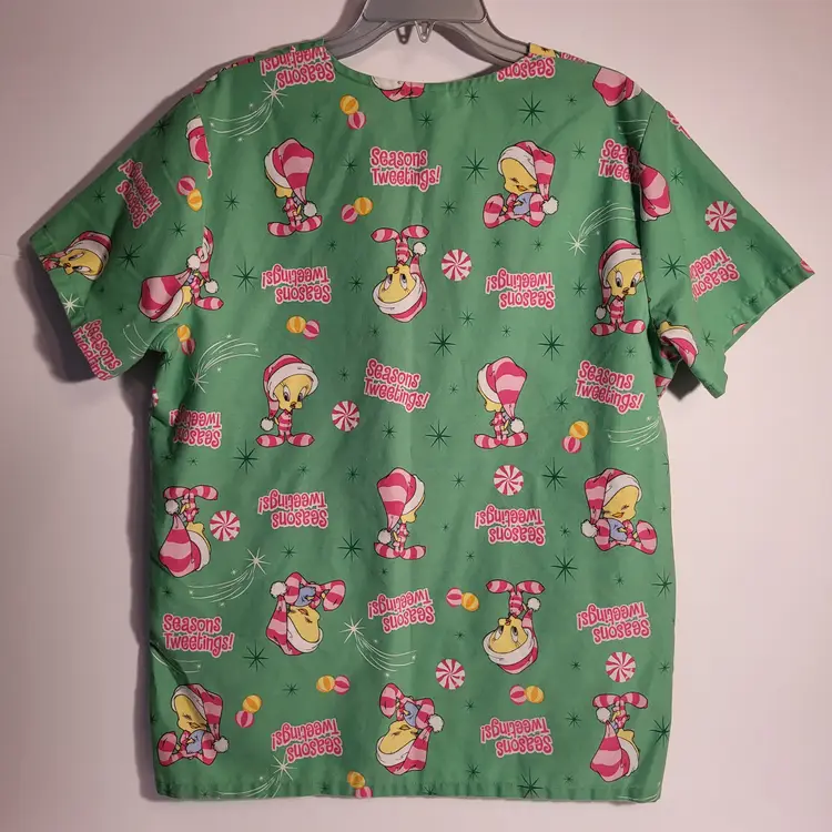 Warner Bros Tweety Bird Scrub Top Sz M Looney Tunes "Seasons Tweetings!" Christmas