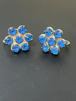 63) Vintage Blue Prong Riveting Rhinestones Silvertone Screwback Earrings