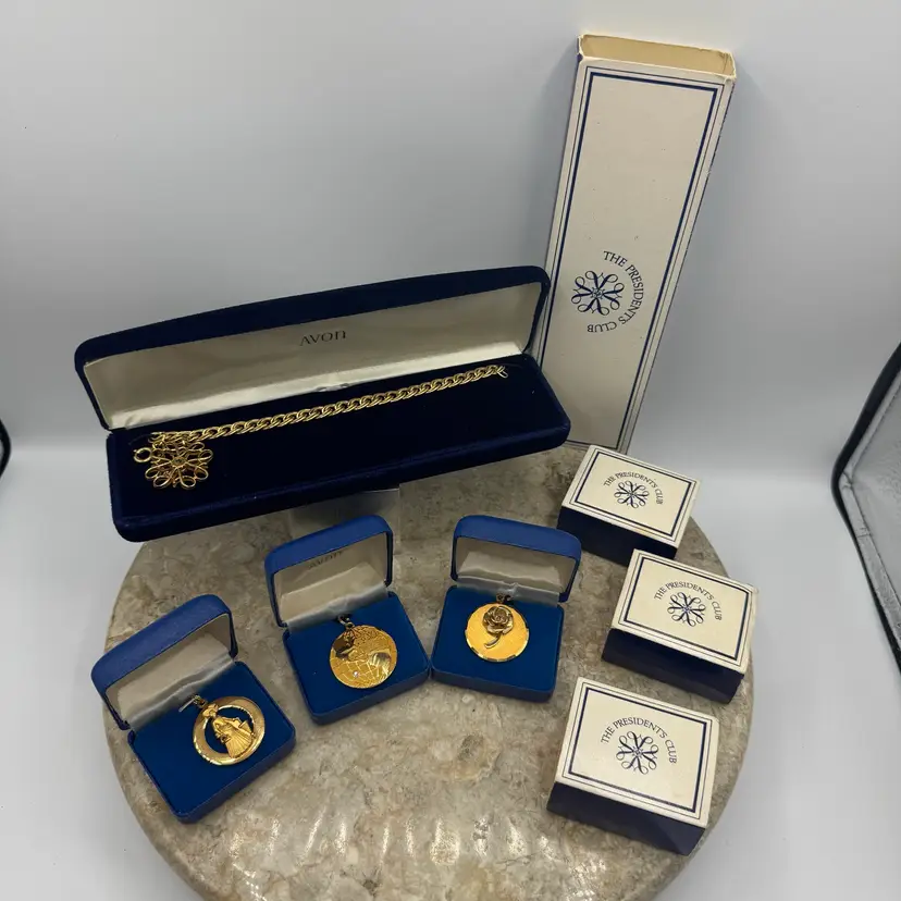 Vintage Avon Presidents Club 1/10 10K Gold Filled Sales Award Charm Bracelet With Three Charms NIB