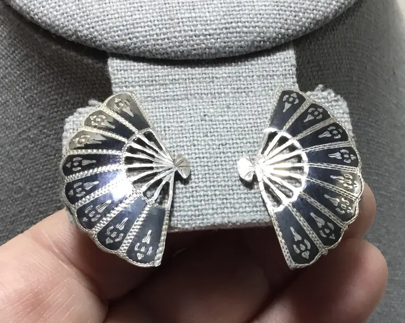 Niello and sterling, vintage screw backs, 1" fans, classy, Siam, 1930s