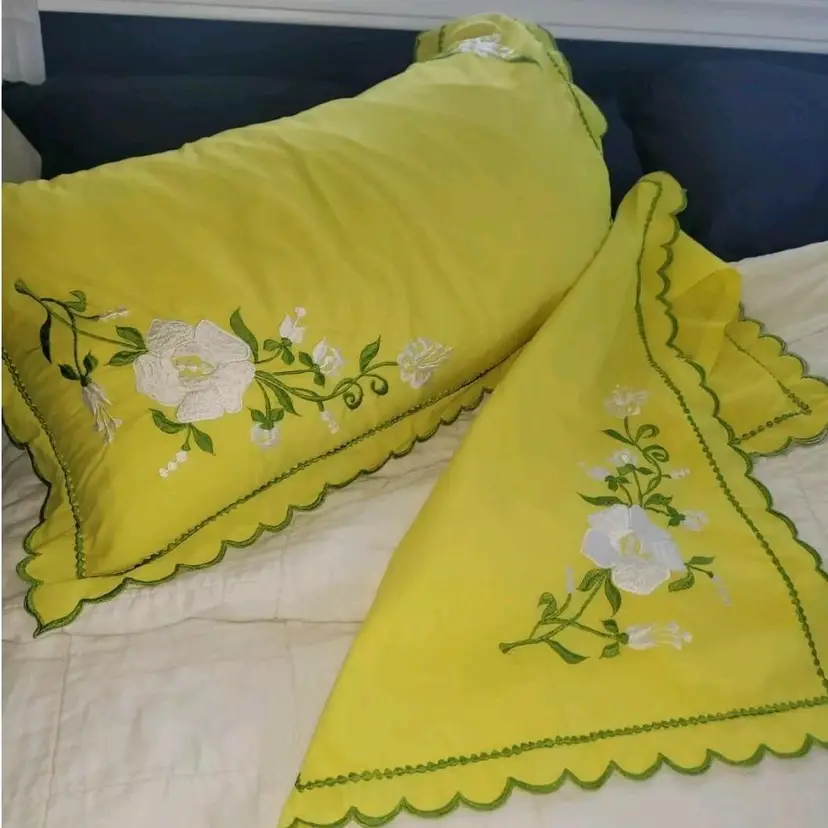 S/2 Embroidered Green Florals/Scalloped Trim Yellow Pillowcases • Fold Close