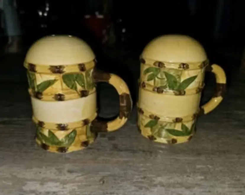 Set of tropical salt and pepper shakers AS IS