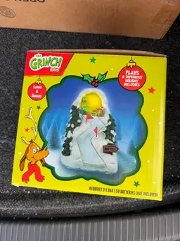 Dr. Seuss Christmas Village The Grinch Lair Light Sound 8 Holiday Melodies Max