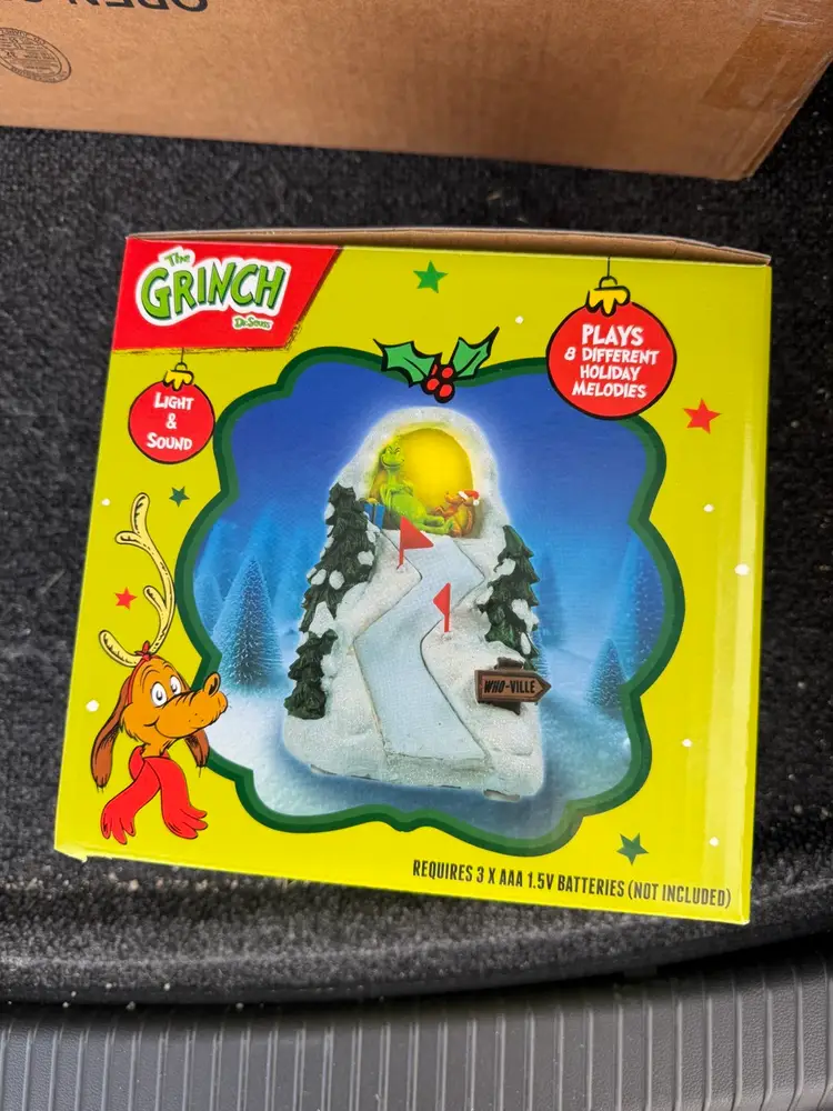 Dr. Seuss Christmas Village The Grinch Lair Light Sound 8 Holiday Melodies Max