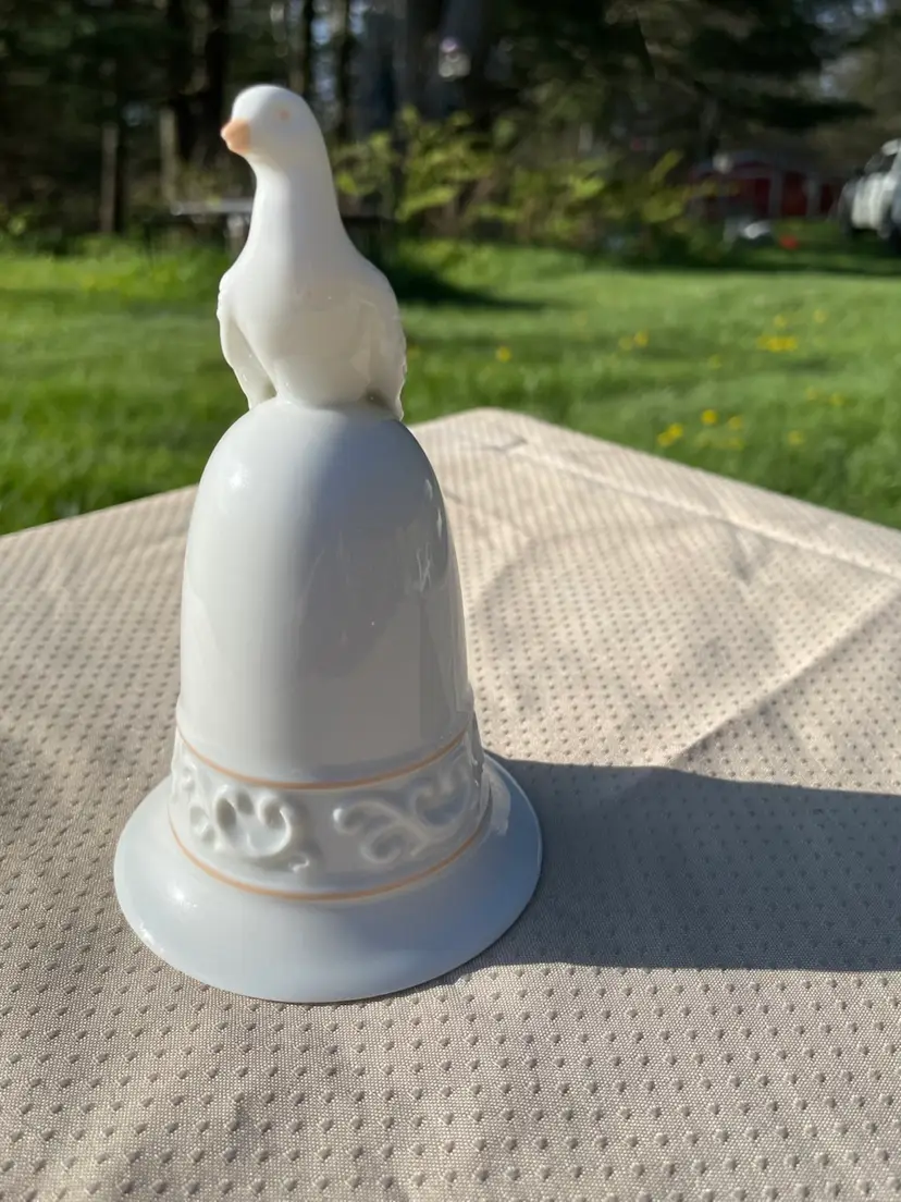 Avon Porcelain 1981 Dove Bell.