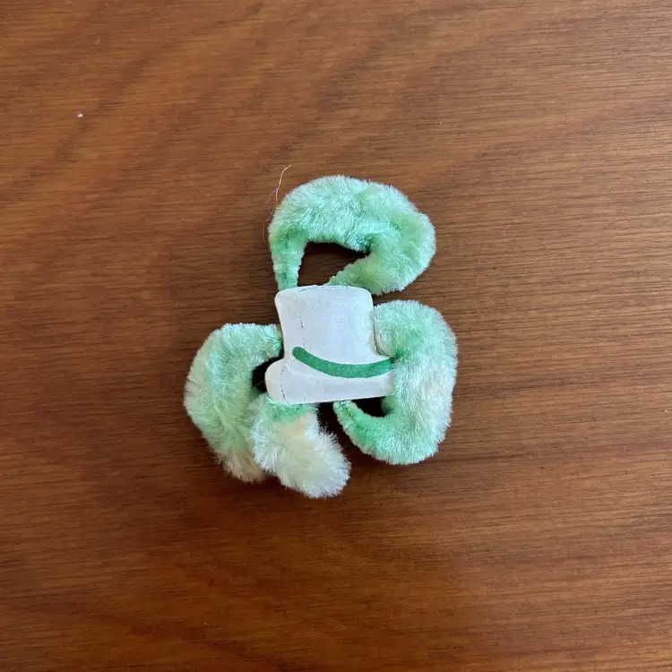 Vintage St. Patrick’s Day Lapel Pin Pipe Cleaner Shamrock W/ Cut Out Hat Japan