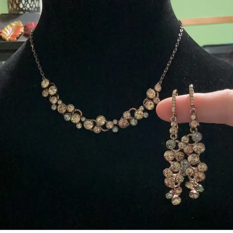 Modern Beautiful Bronze Tone 16’ Choker With Matching Pierced Lever Back Dangle Earrings. Gorgeous Glass Rhinestones In Citrine, Light Periwinkle And Bronze Colors.