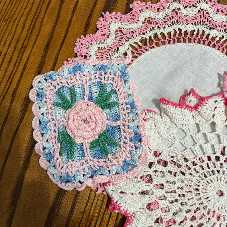 Vtg Set 4 Pink Themed Cotton Crochet Doilies