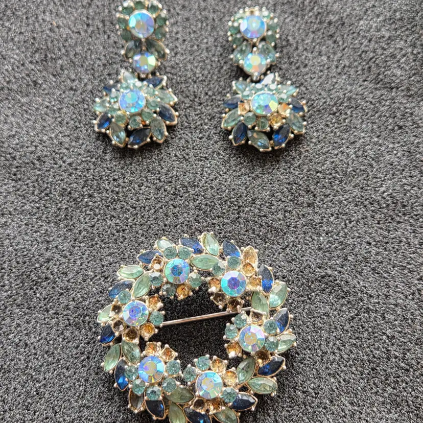 Vintage Trifari Brooch & Earrings ***READ