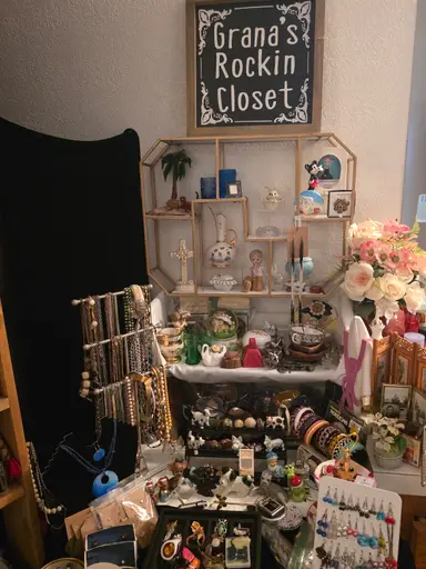 Come see whats in Grannas Closet Today $1, $2, $3, and  $5 Starts