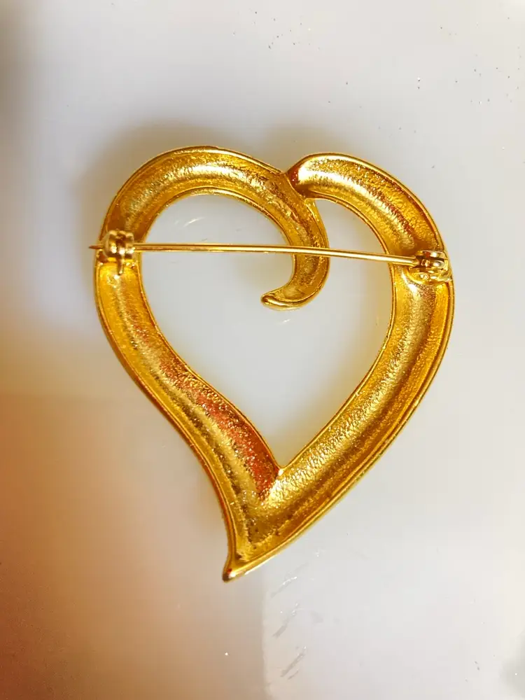 Gorgeous Open Heart Brooch Pin - Gold Tone