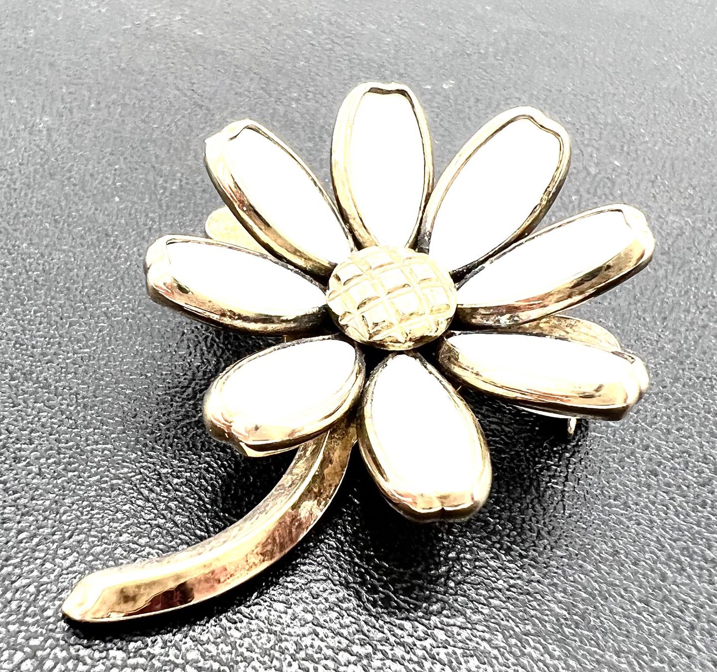 Niknax · Vintage Crown Trifari White Poured Glass Flower Brooch,A