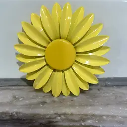 Vintage Metal Daisy Brooch
